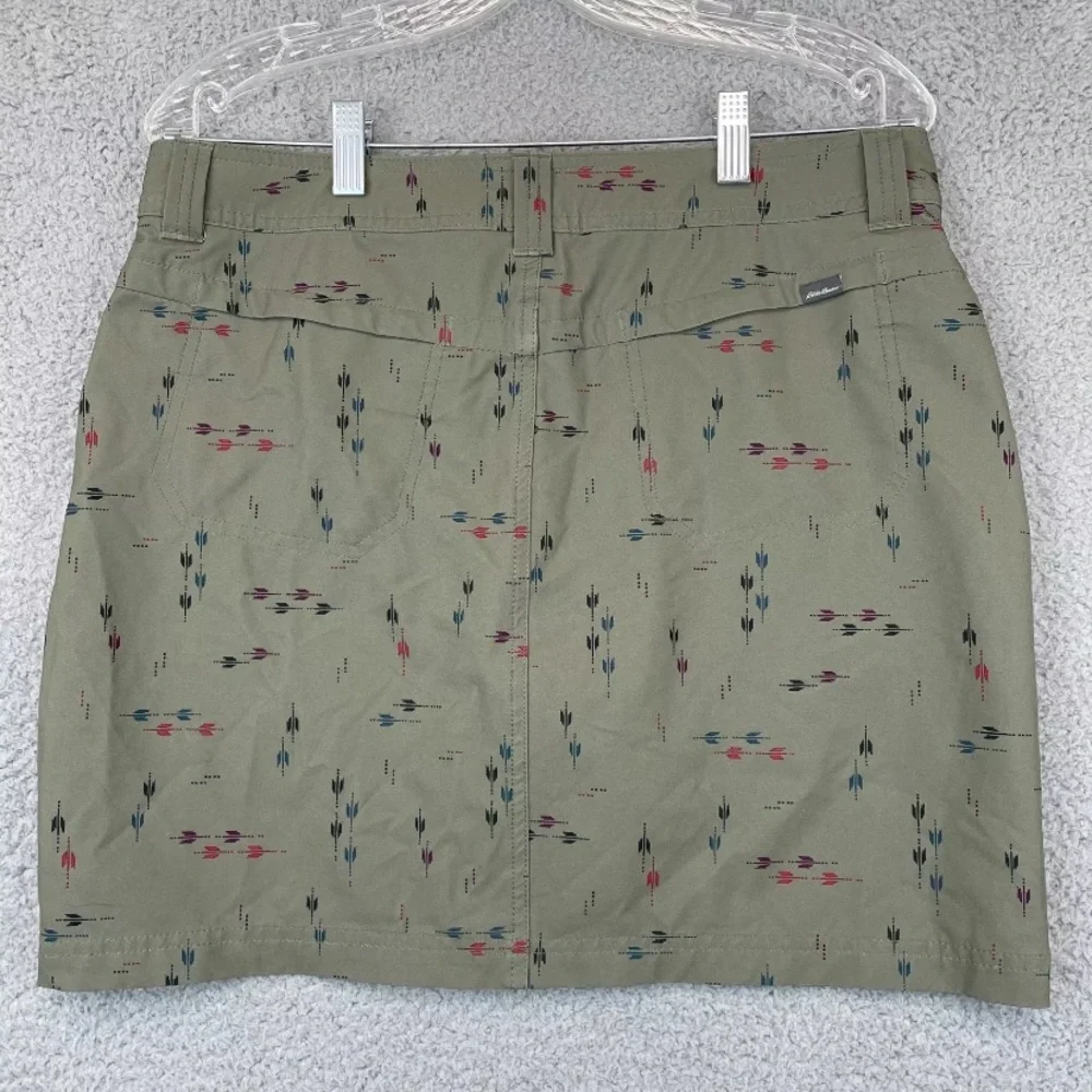 New EDDIE BAUER Womens Adventurer 2.0 Mini Skirt Skort Green Arrow Print Size 8